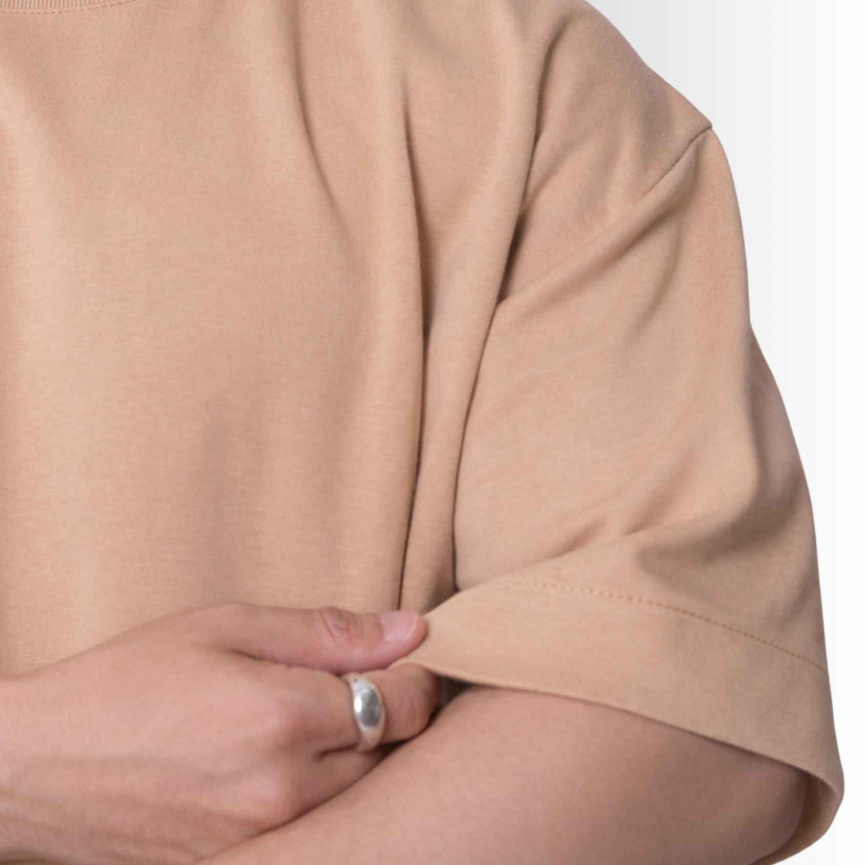 Remera oversized de algodón Pima para hombre — beige, detalle